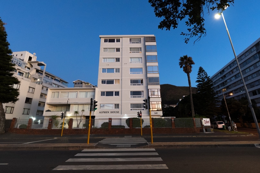 To Let 4 Bedroom Property for Rent in Sea Point Western Cape